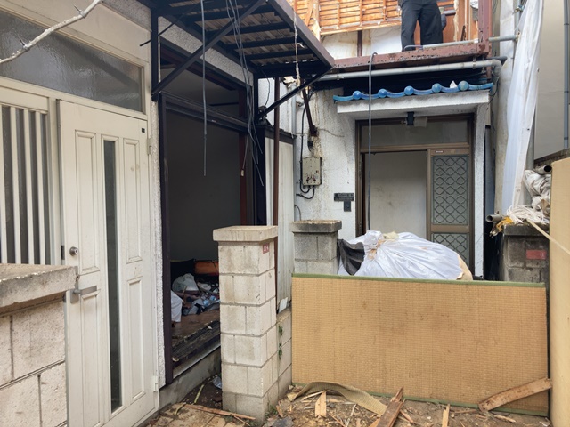 東京都杉並区阿佐ヶ谷北の木造2階建て住宅解体工事中の様子です。